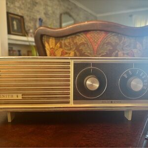 Zenith Solid State AM Radio